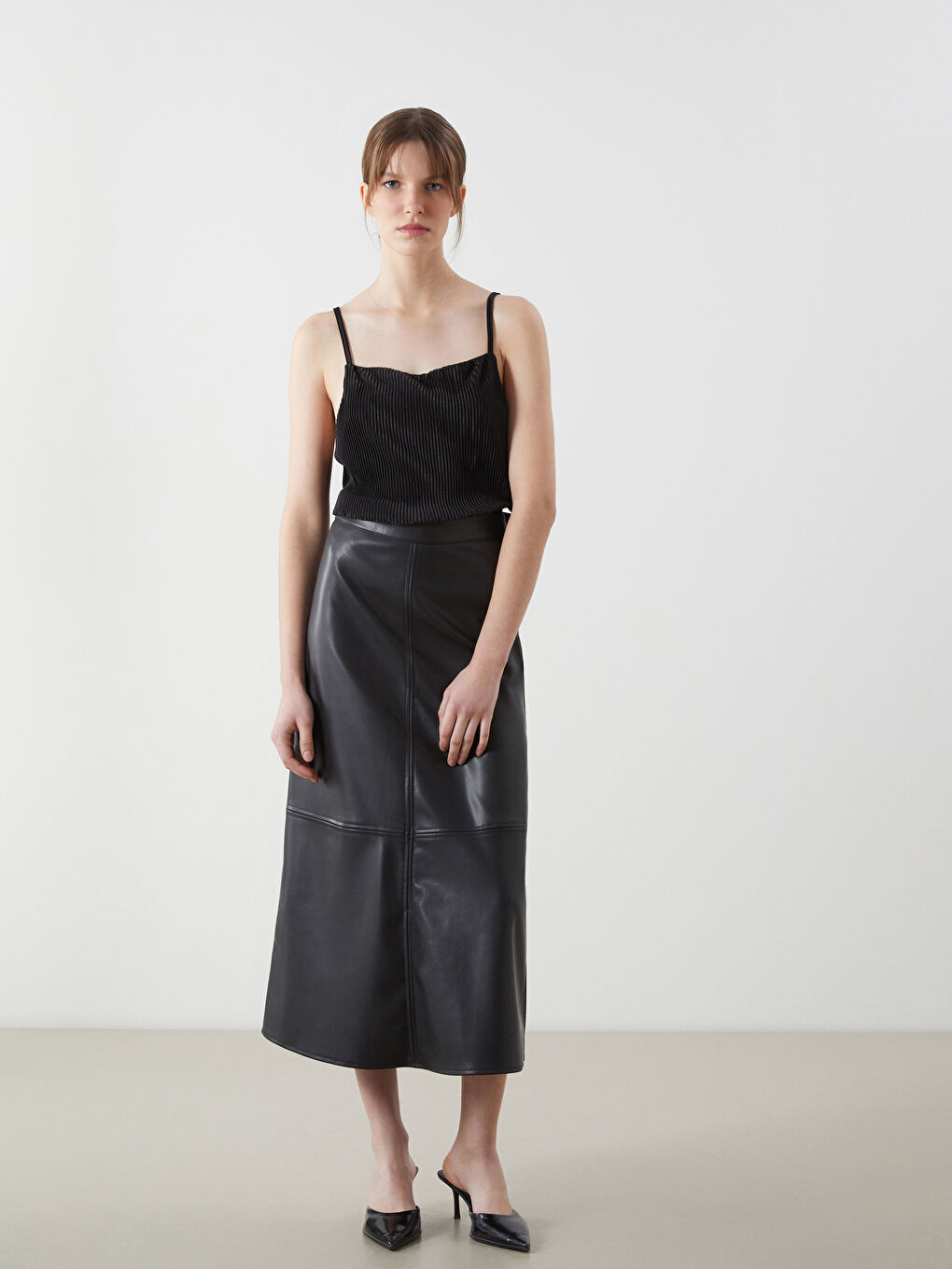 بلوزة لامعة بحمّالات بياقة مربعة للسيدات-1