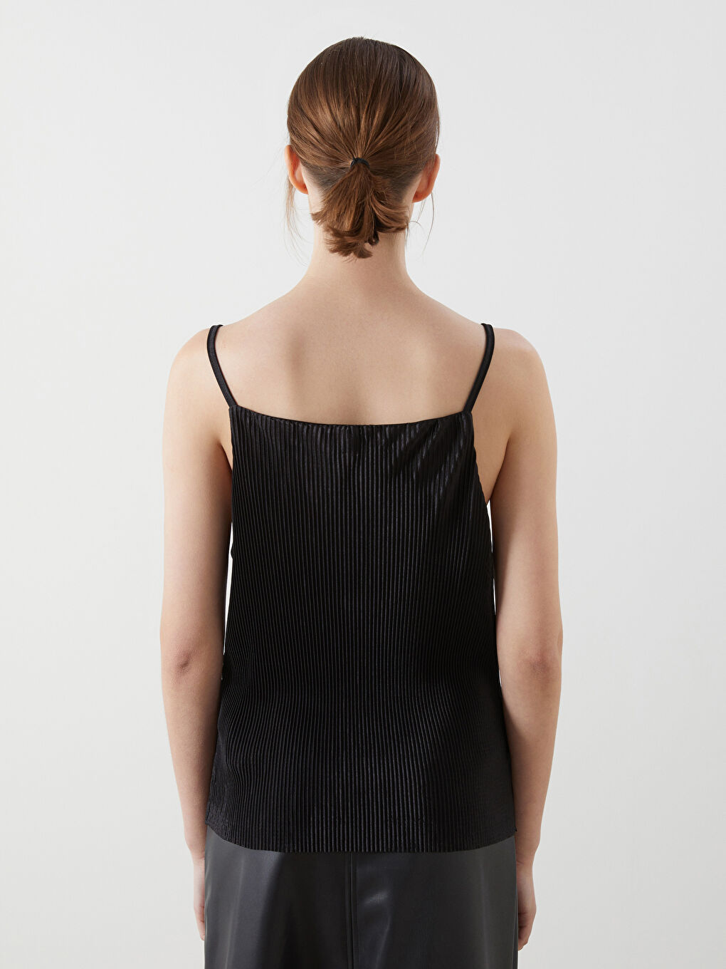 بلوزة لامعة بحمّالات بياقة مربعة للسيدات-3