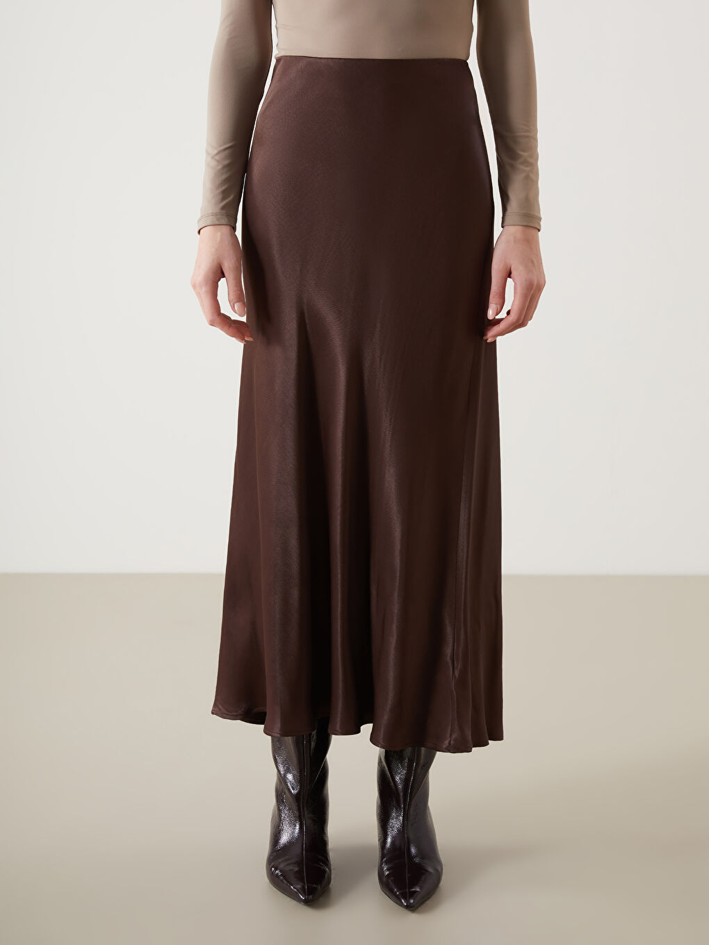 Kahverengi Standart Fit Saten Kadın Etek-1