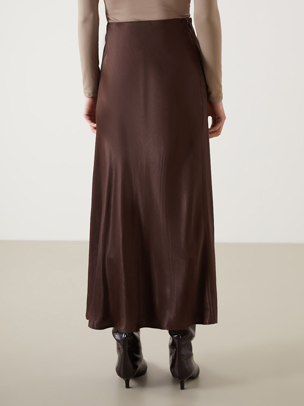 Kahverengi Standart Fit Saten Kadın Etek-3