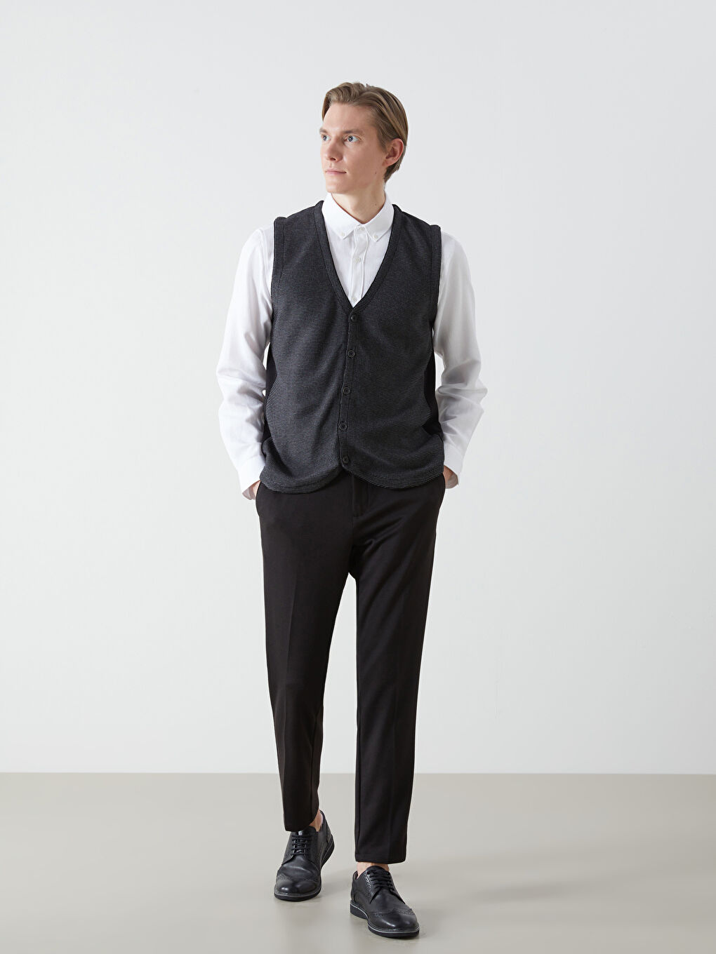 Siyah Standart Kalıp V Yaka Erkek Triko Yelek-1