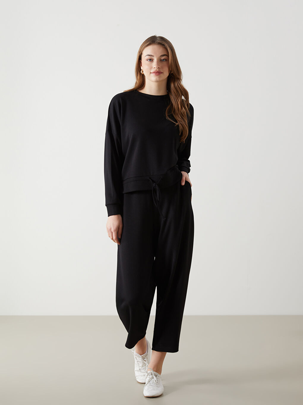 Siyah Bisiklet Yaka Kadın Sweatshirt-1