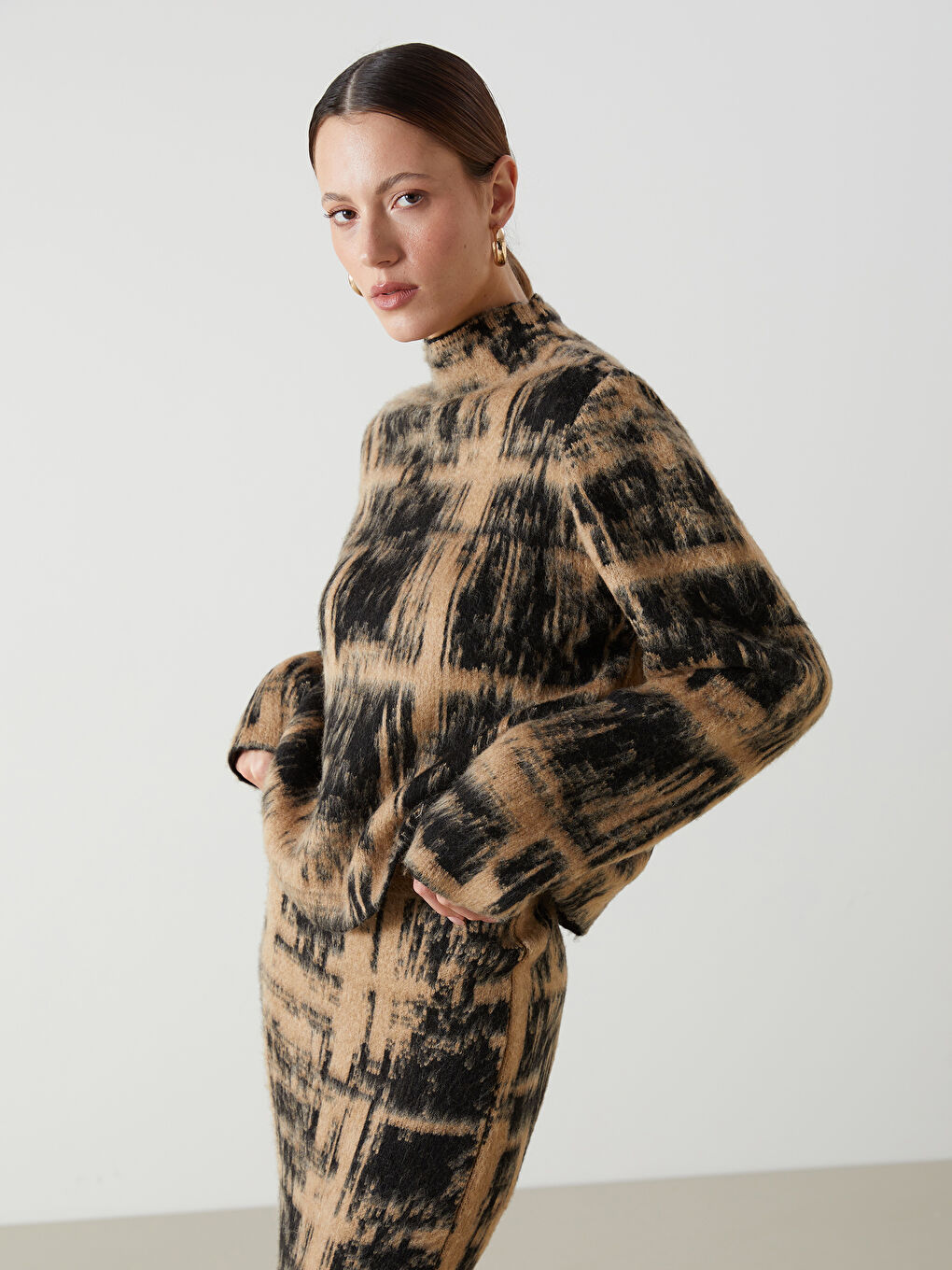 Kahverengi Dik Yaka Desenli Kadın Triko Kazak