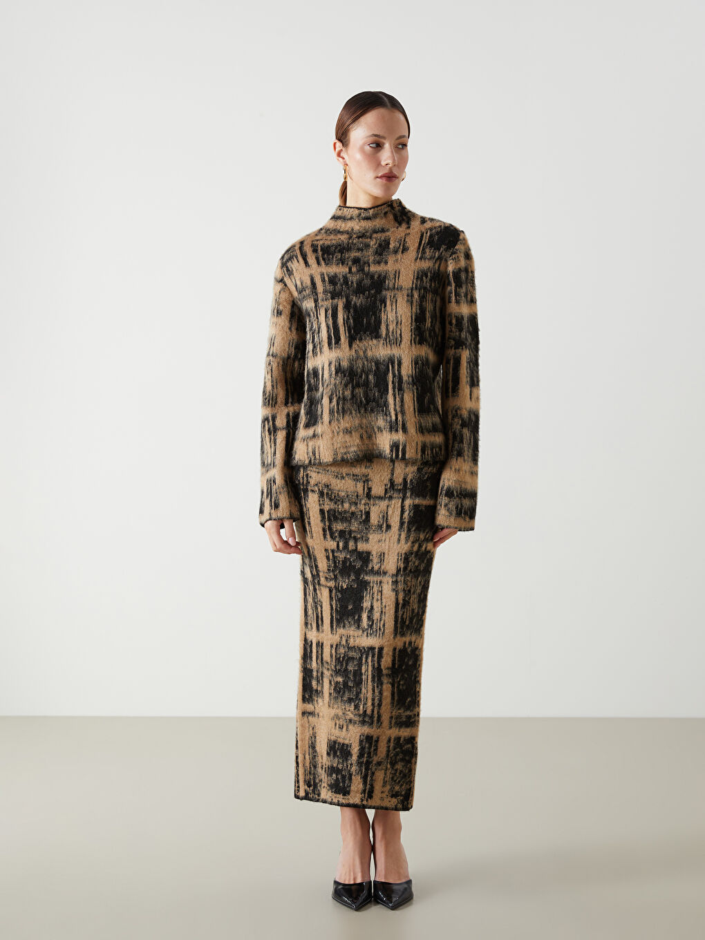 Kahverengi Dik Yaka Desenli Kadın Triko Kazak-1