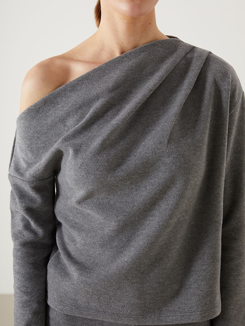 Gri Kayık Yaka Kadın Bluz-2