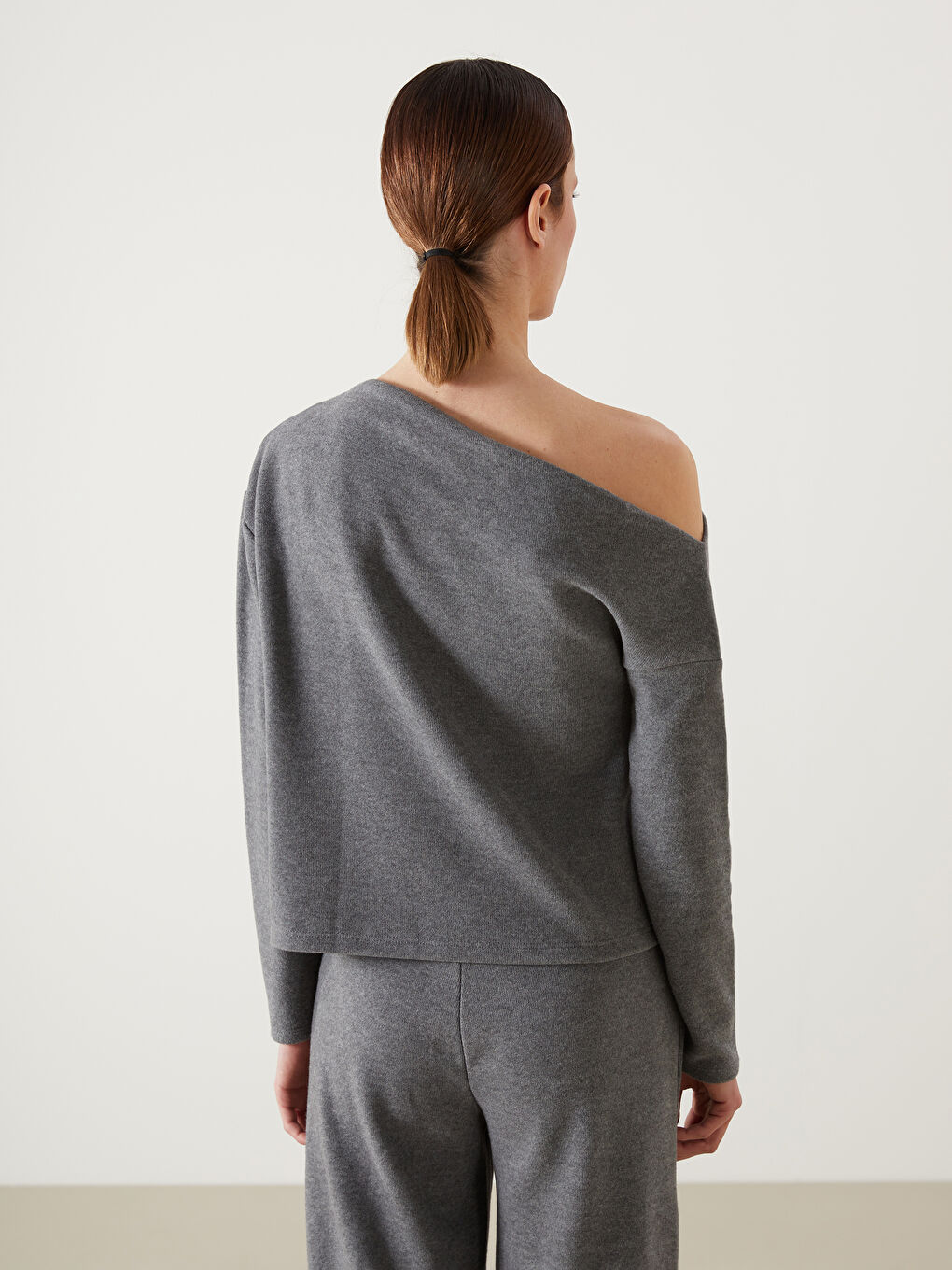 Gri Kayık Yaka Kadın Bluz-3