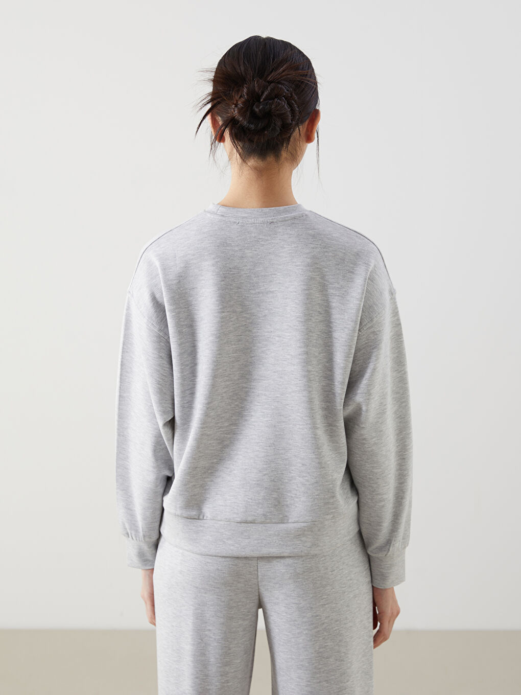 Gri Bisiklet Yaka Oversize Kadın Sweatshirt-3