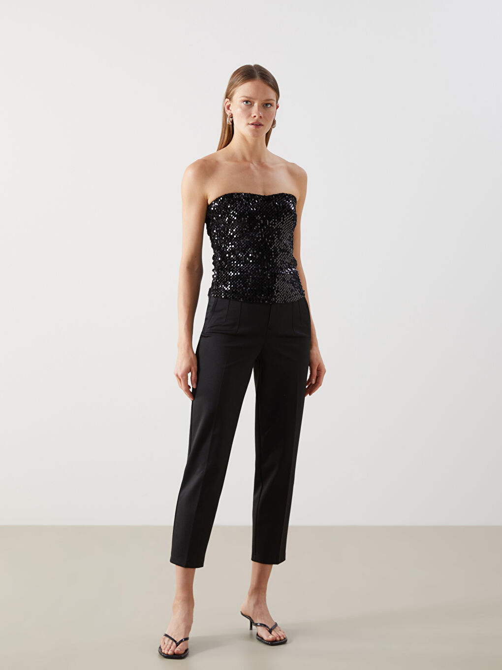 Siyah Straplez Yaka Payetli Kadın Bluz-1