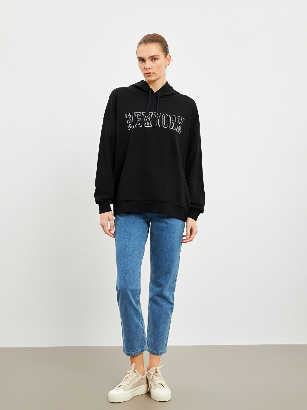 هودي سميك واسع الحجم مطرز نيويورك للسيدات-1