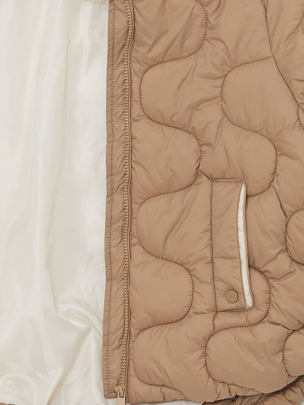 Bej Dik Yaka Kendinden Desenli Kadın Şişme Mont-12