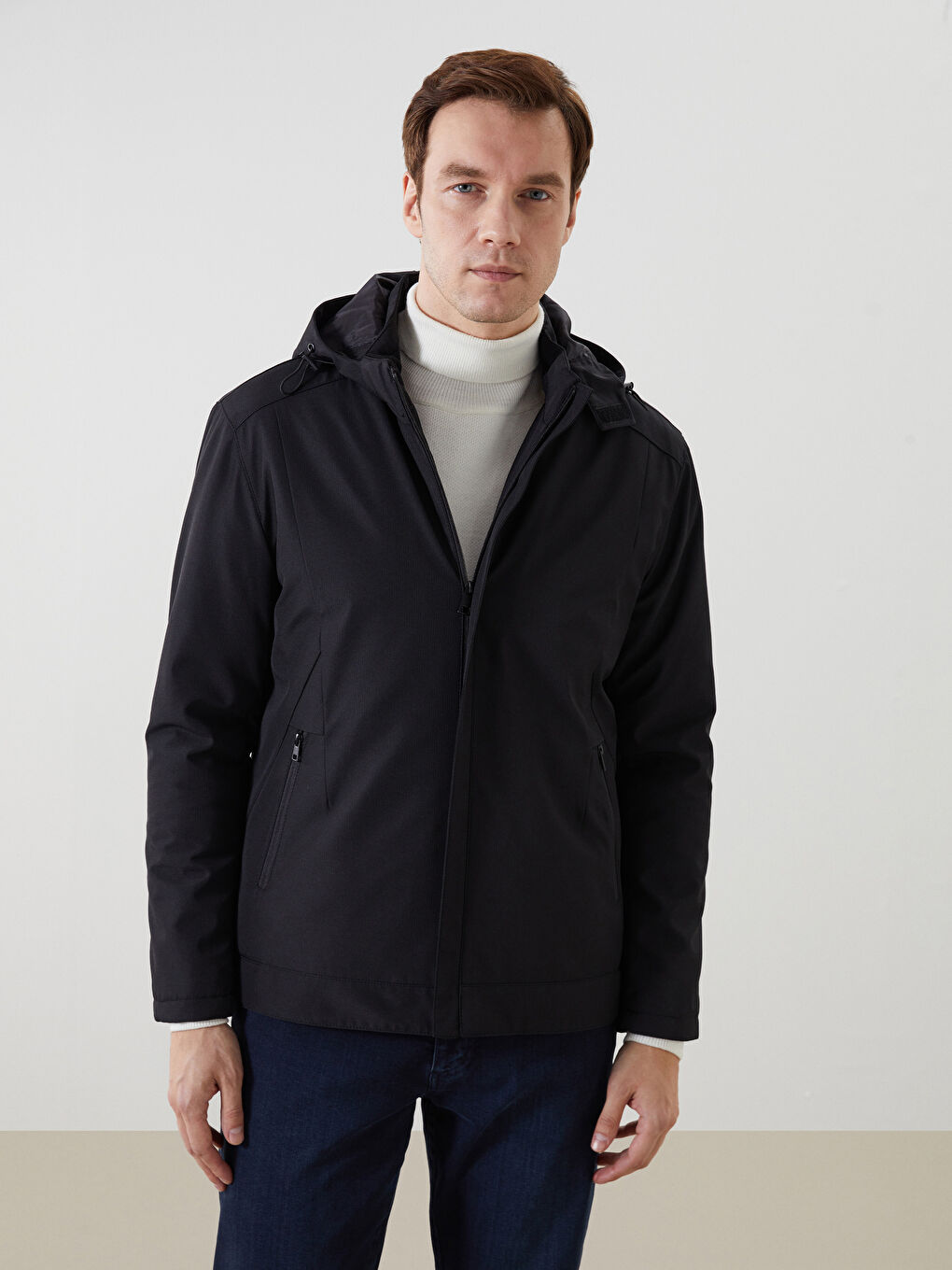 Siyah Standart Kalıp Kapüşonlu Erkek Mont