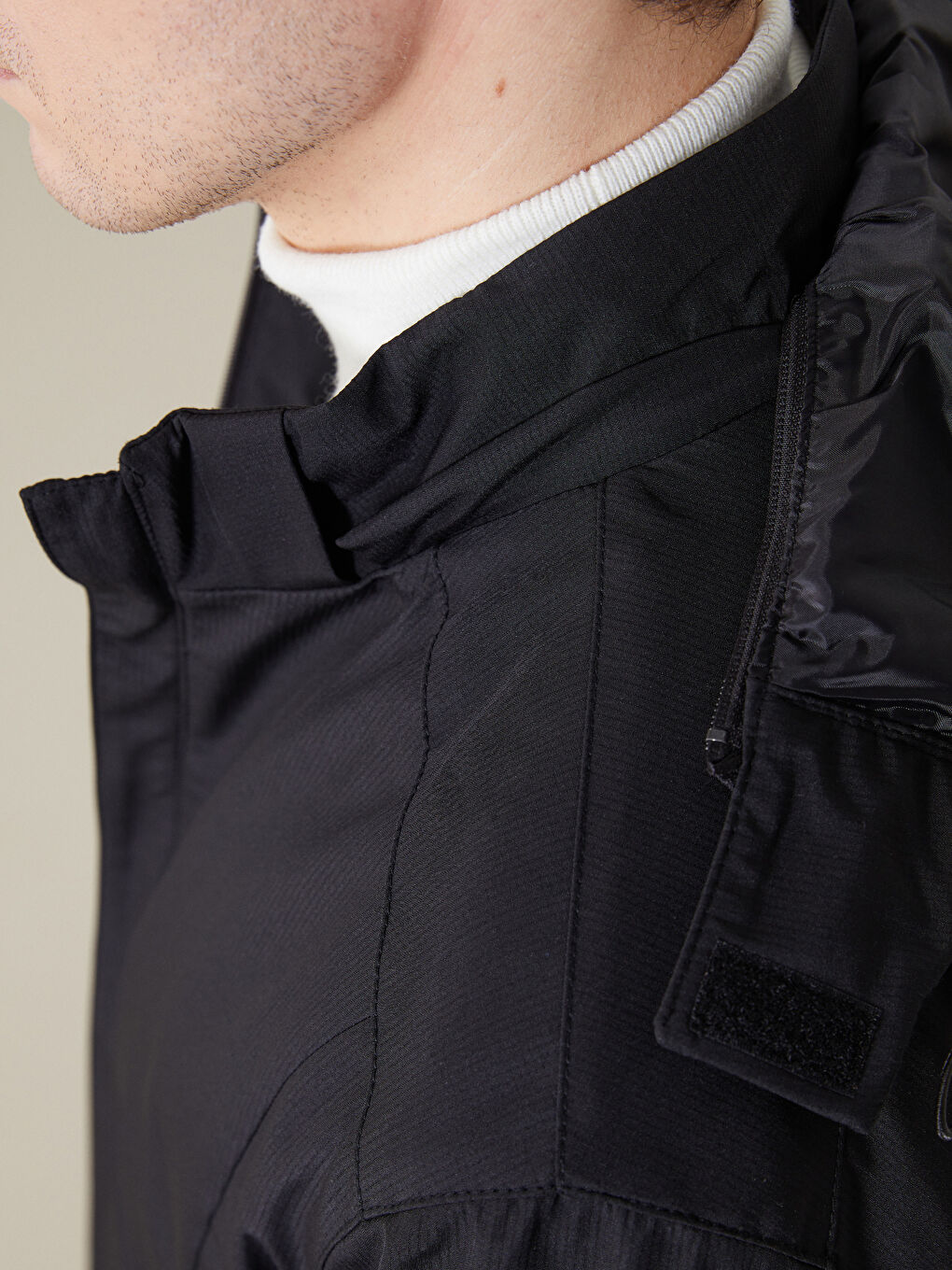 Siyah Standart Kalıp Kapüşonlu Erkek Mont-2