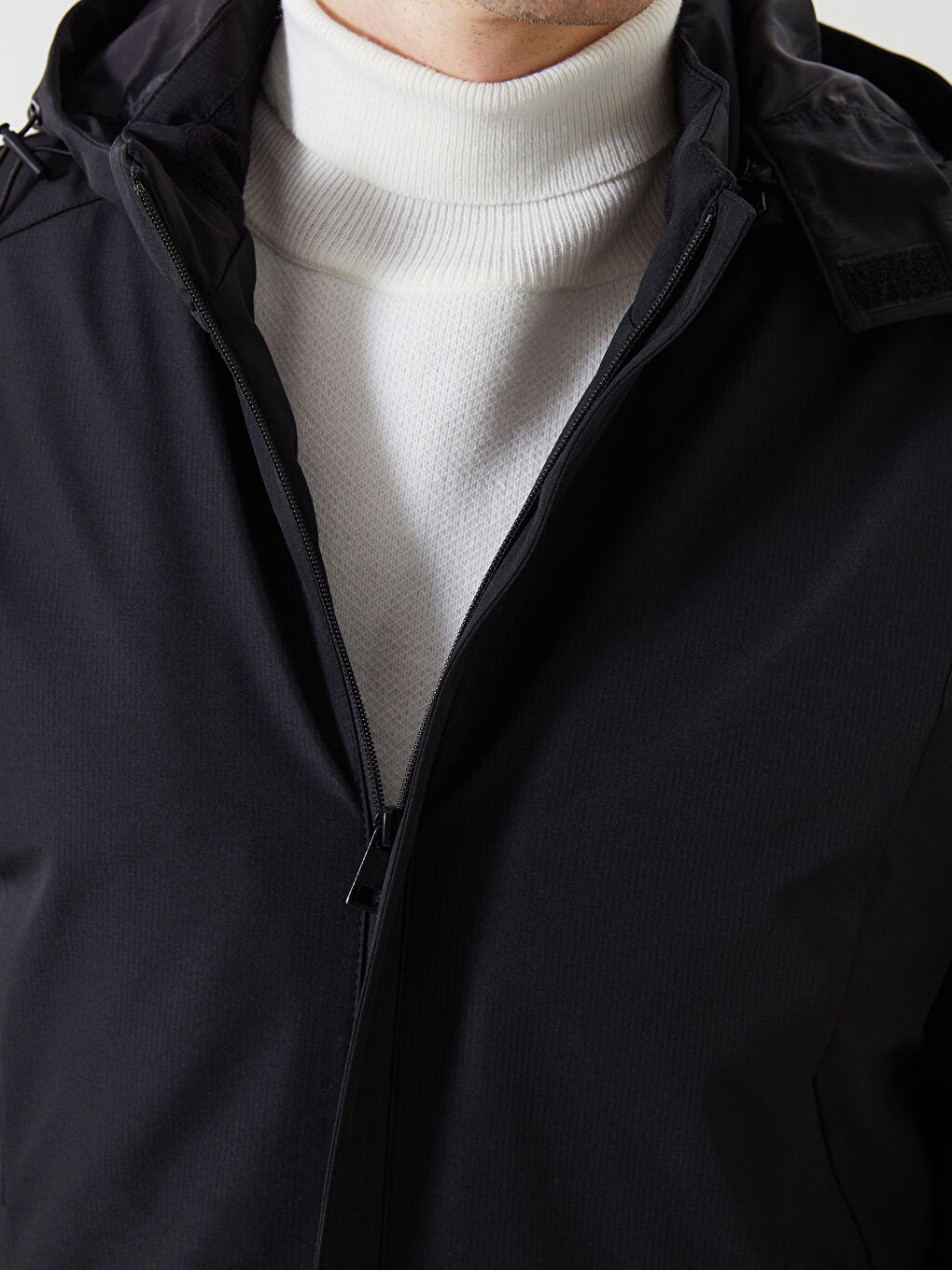 Siyah Standart Kalıp Kapüşonlu Erkek Mont-3