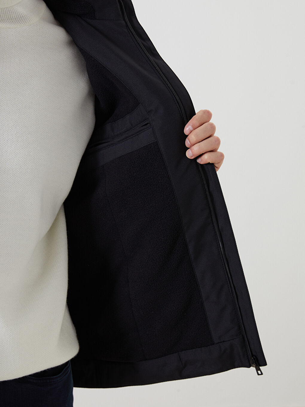 Siyah Standart Kalıp Kapüşonlu Erkek Mont-4