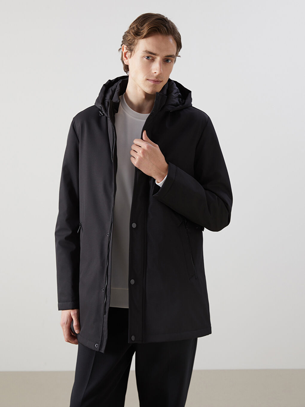 Siyah Standart Kalıp Kapüşonlu Erkek Mont