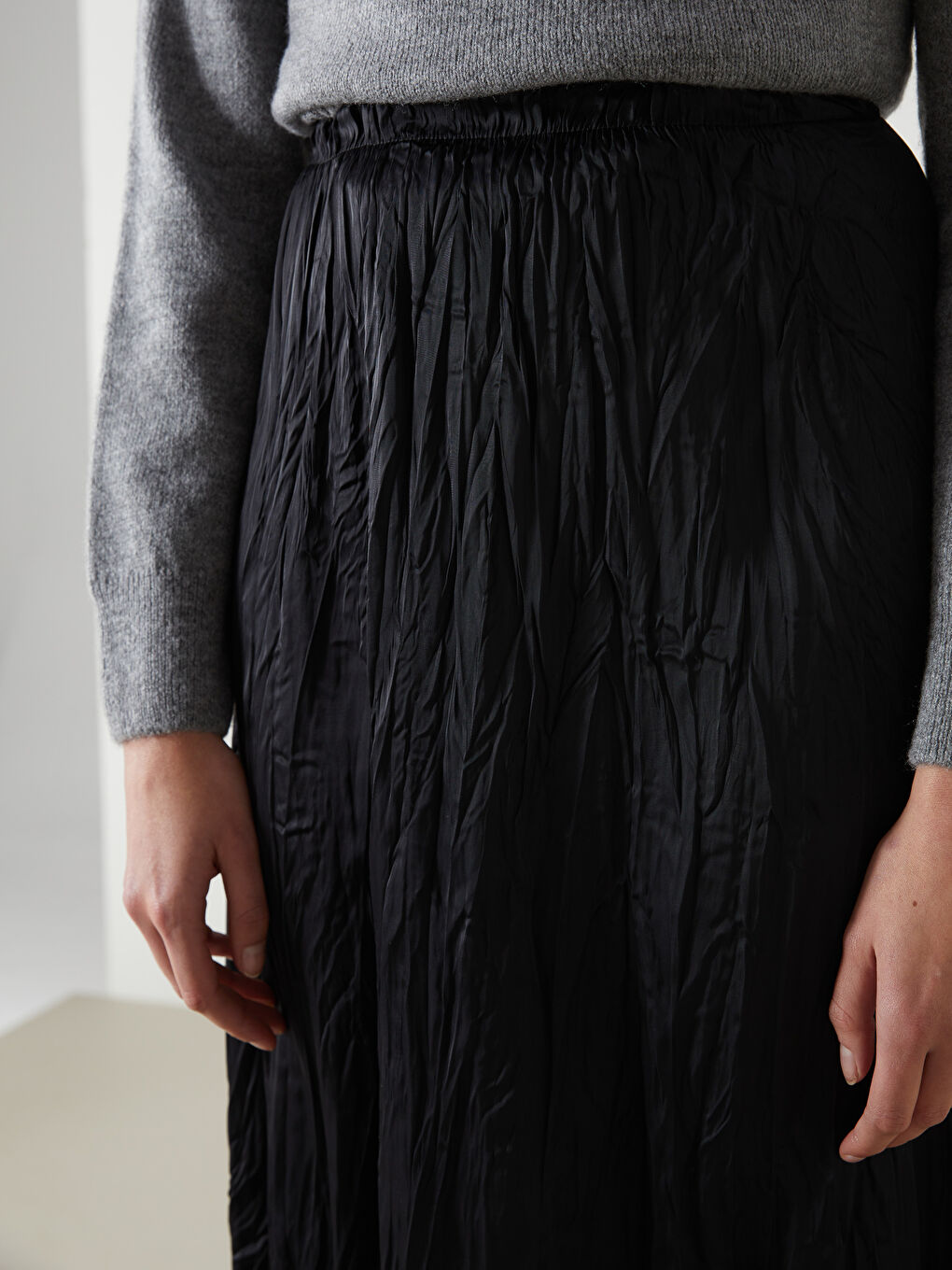 Siyah Beli Lastikli Saten Kadın Etek-2