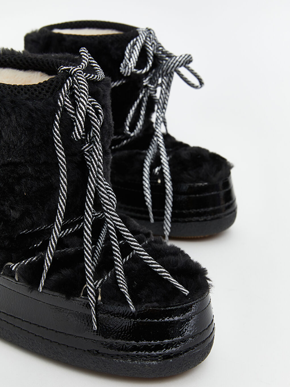 Siyah Kürklü Kız Çocuk Kar Botu-2