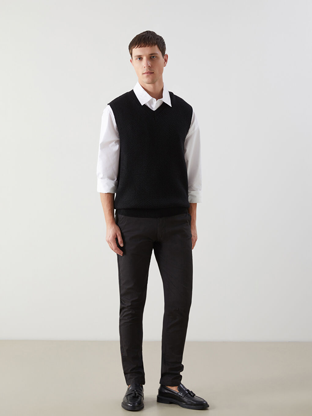 Siyah Standart Kalıp V Yaka Erkek Triko Süveter-1