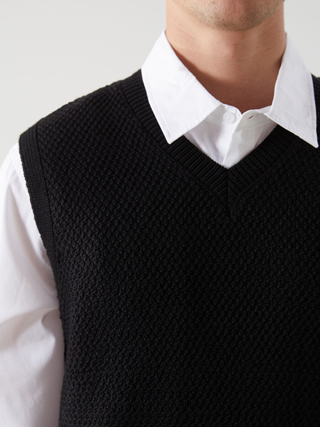 Siyah Standart Kalıp V Yaka Erkek Triko Süveter-2