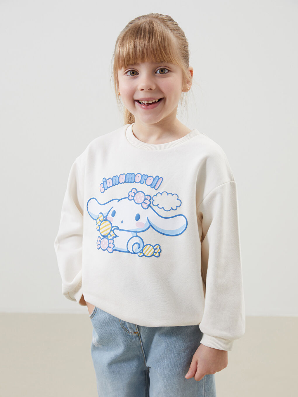 LCW Kids Ekru Cinnomoroll Baskılı Kız Çocuk Kalın Sweatshirt