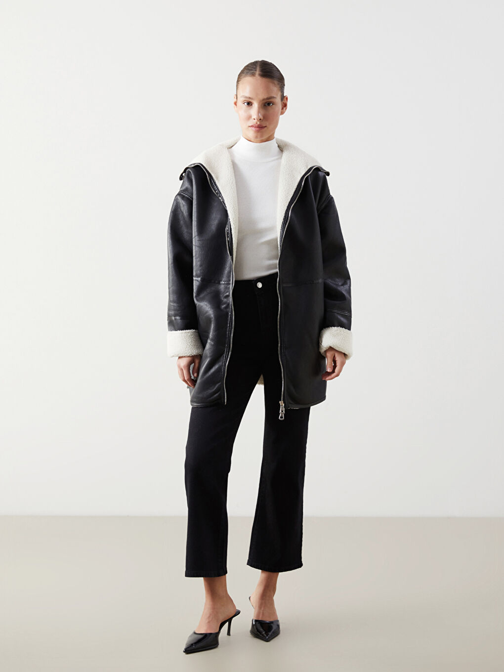 Siyah Dik Yaka Kadın Deri Görünümlü Mont-1