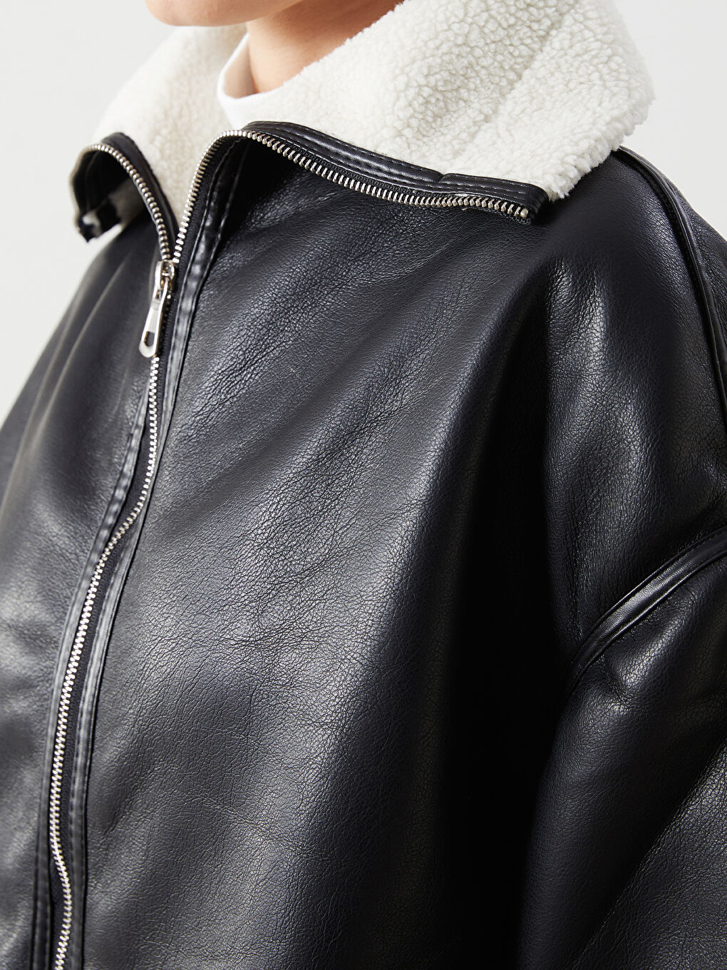 Siyah Dik Yaka Kadın Deri Görünümlü Mont-2