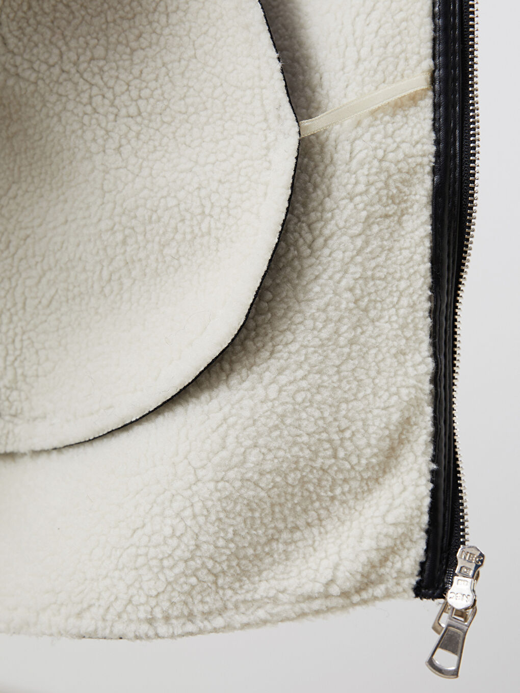 Siyah Dik Yaka Kadın Deri Görünümlü Mont-3