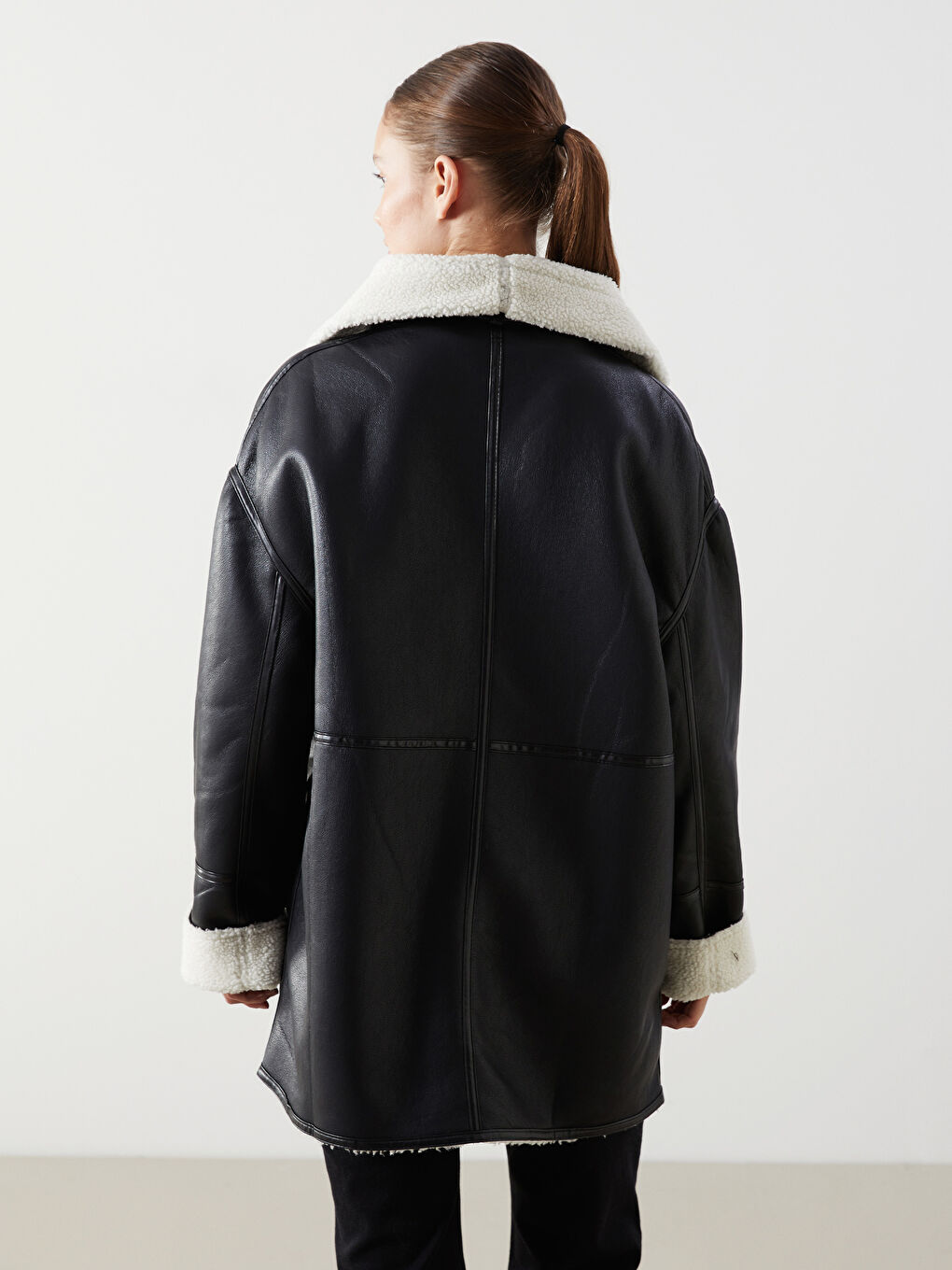 Siyah Dik Yaka Kadın Deri Görünümlü Mont-4