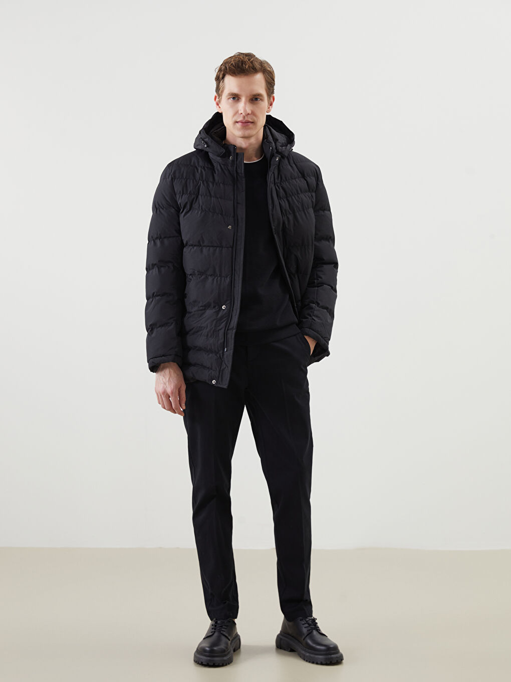 Siyah Standart Kalıp Kapüşonlu Erkek Şişme Mont-1