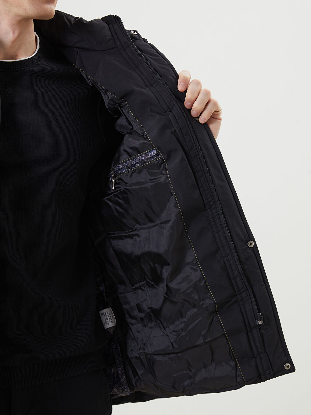 Siyah Standart Kalıp Kapüşonlu Erkek Şişme Mont-3