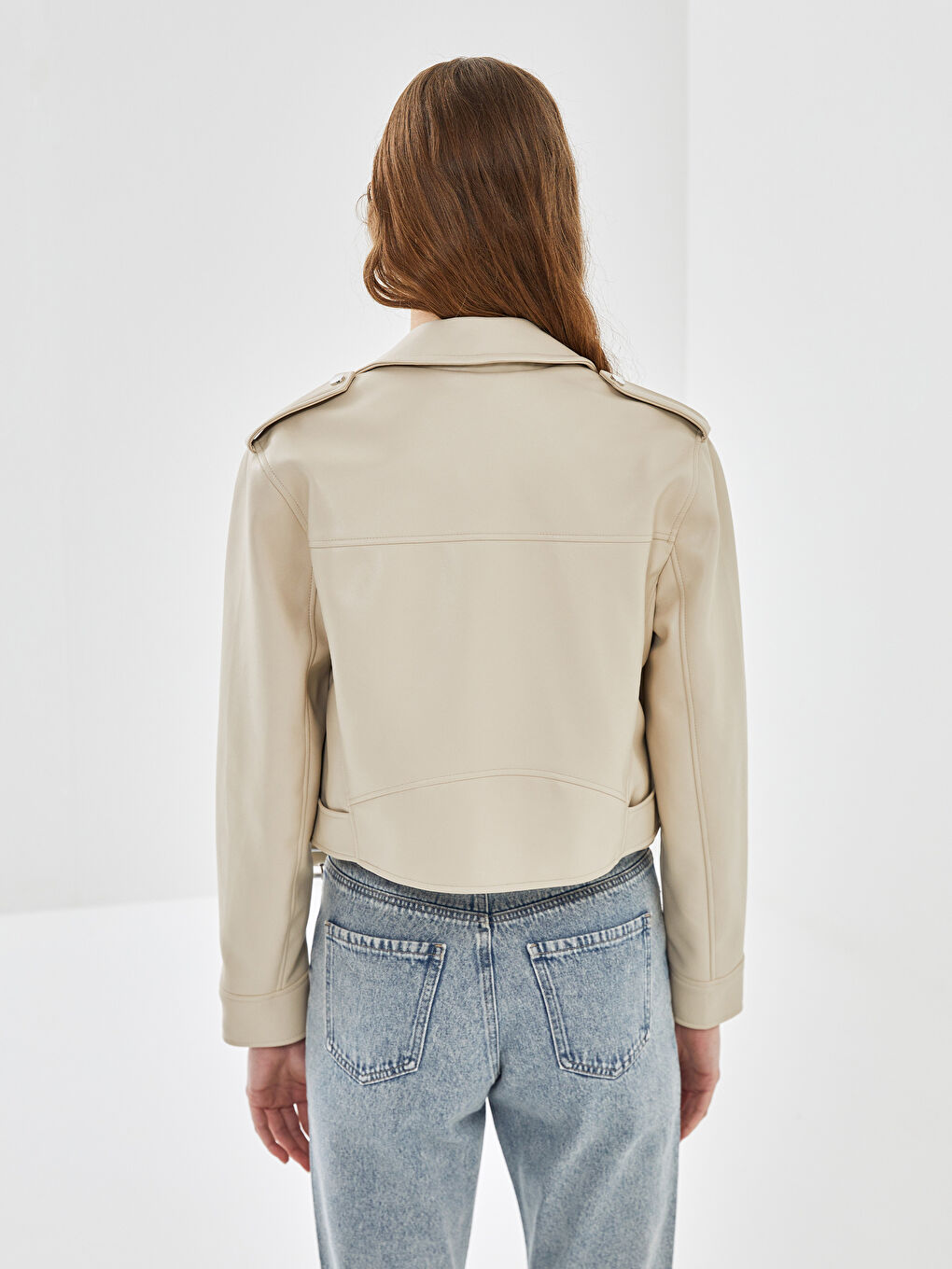 Женская куртка из искусственной кожи с байкерским воротником-4