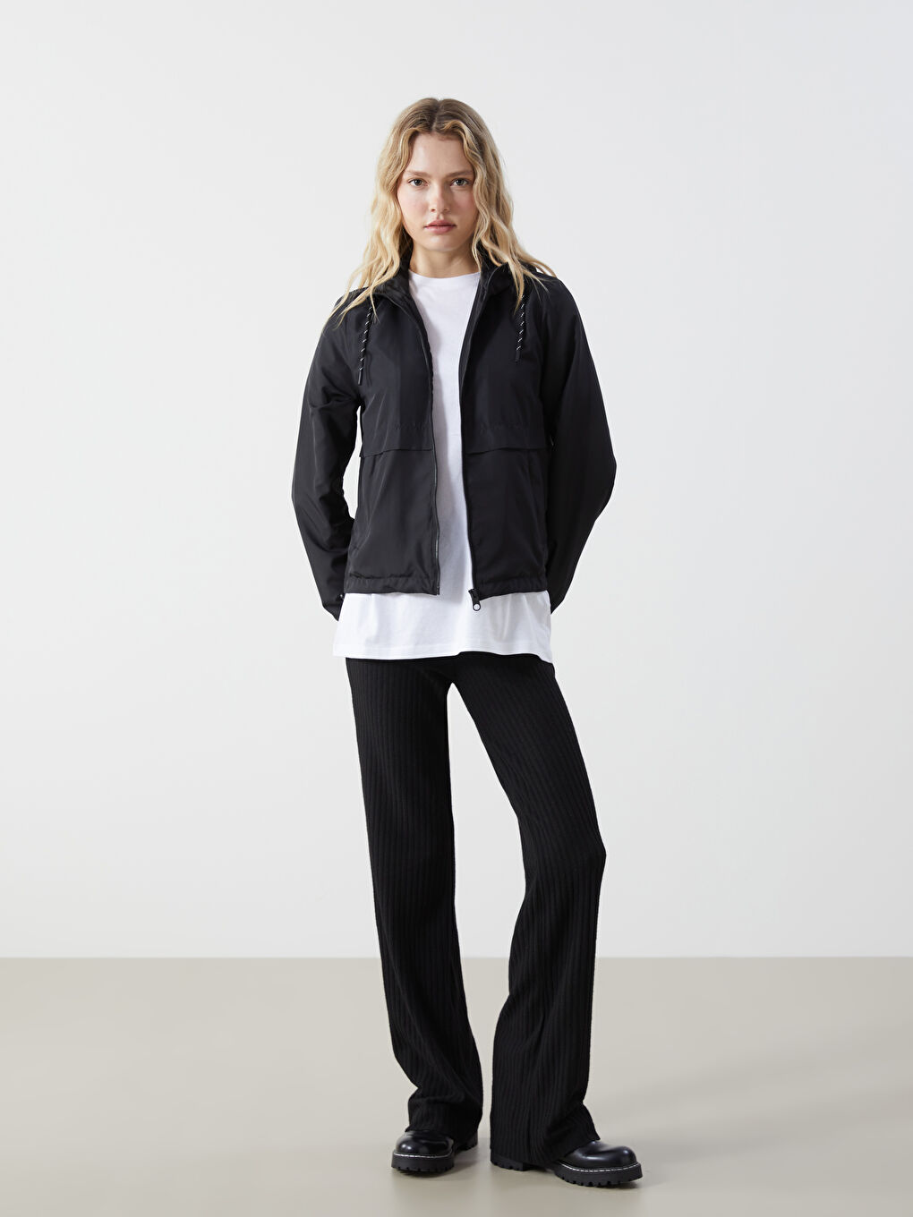 Siyah Kapüşonlu Kadın Yağmurluk-1