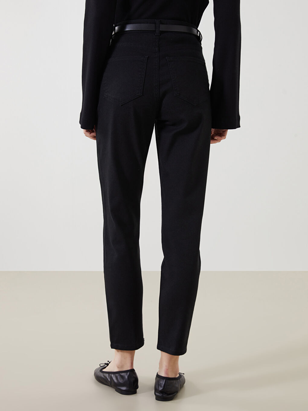Siyah Beli Kemerli Mom Fit Kadın Jean Pantolon-3
