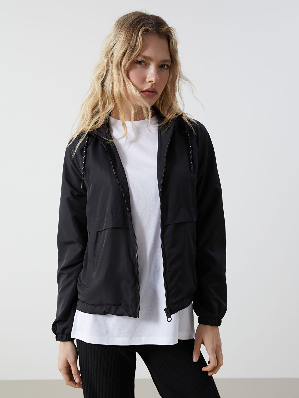 Женский дождевик с капюшоном