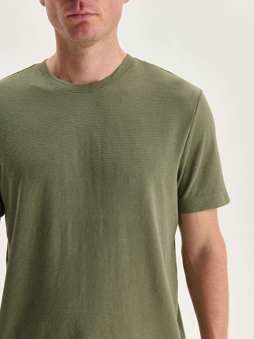 Haki Bisiklet Yaka Kısa Kollu Erkek Dokulu Tişört-4