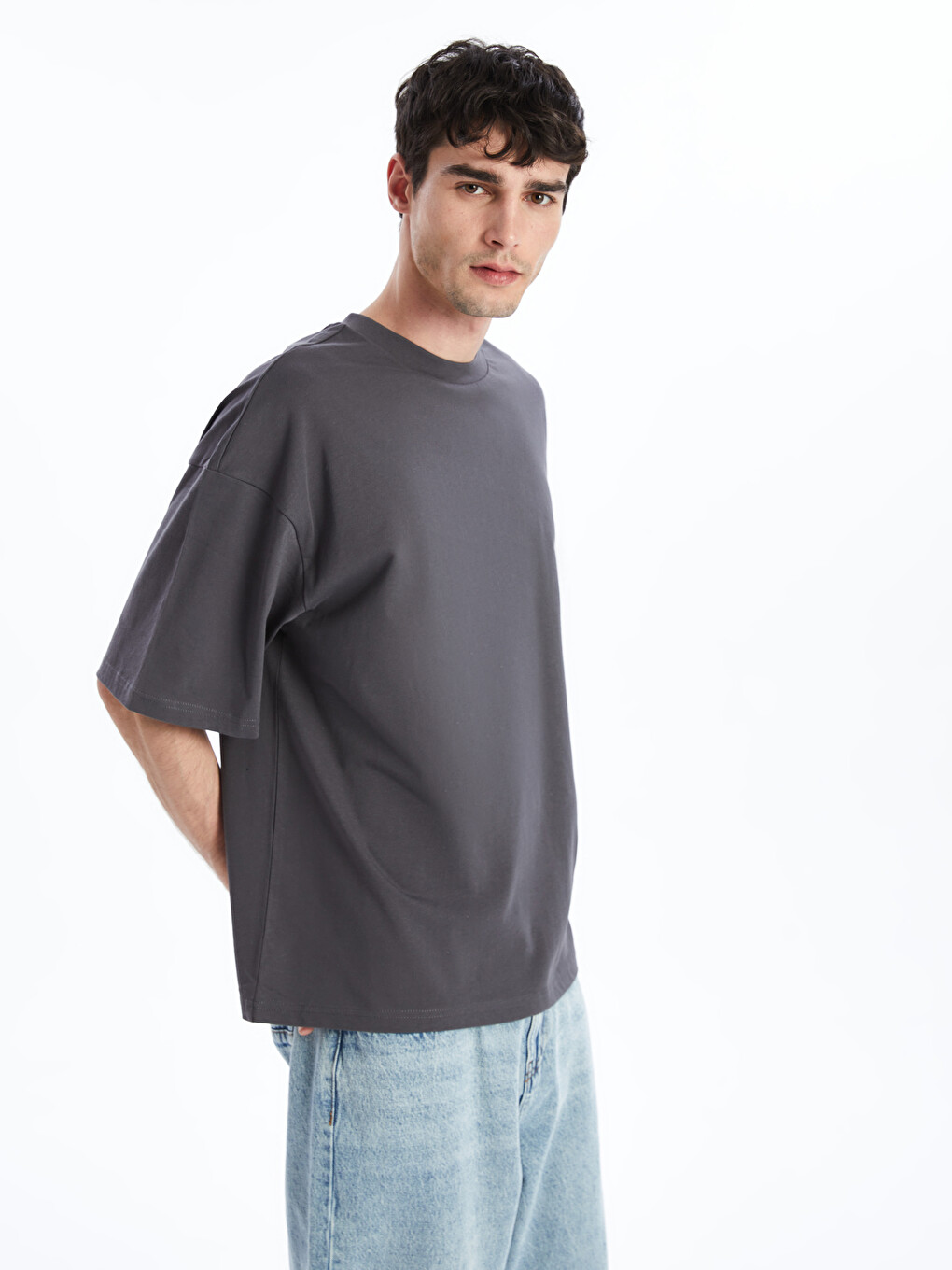 T-shirt Penje Me Jakë Të Rrumbullakët Për Burra