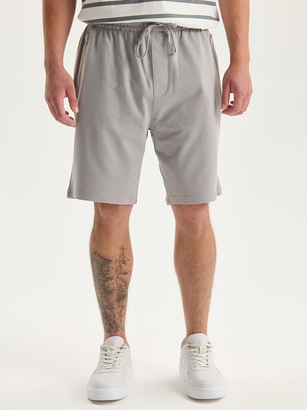 شۆرت باریک فیت بە وردەکاری بەستنە بۆ پیاوان-1