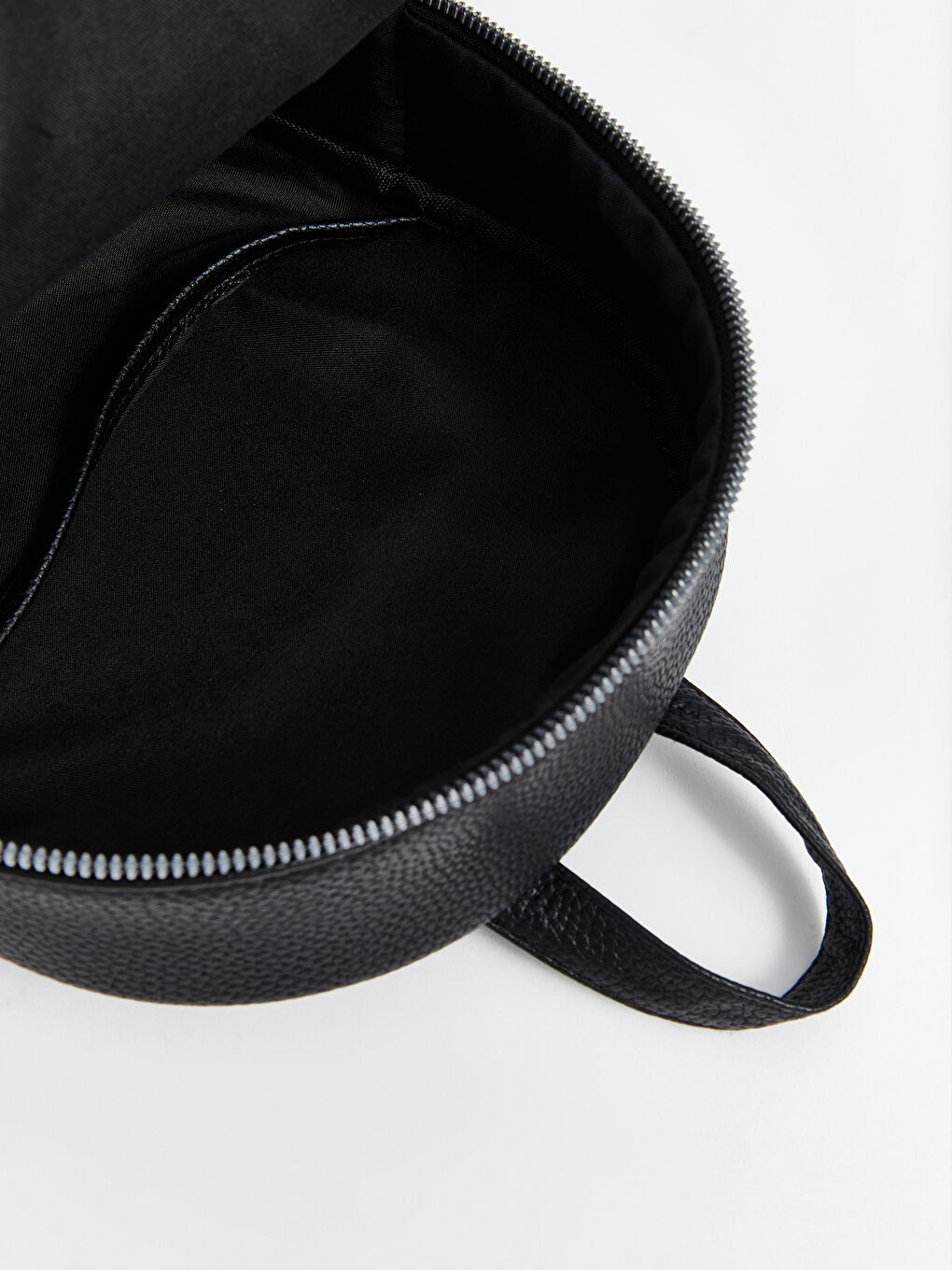 Siyah Deri Görünümlü Kadın Sırt Çantası-5