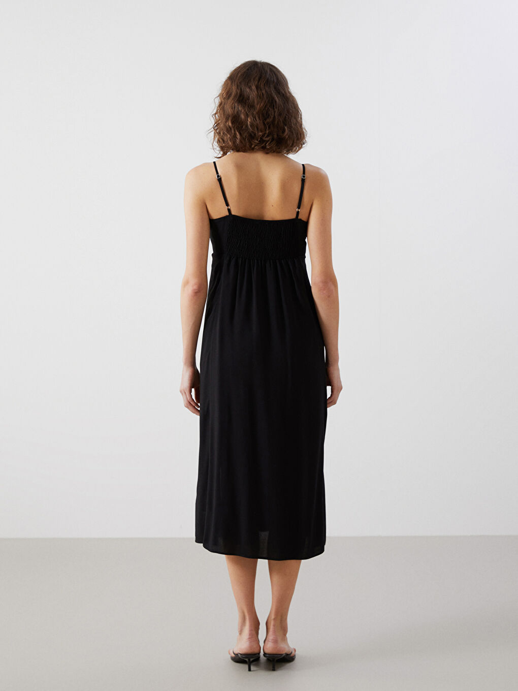 Siyah Düz Yırtmaçlı Kadın Midi Elbise-3