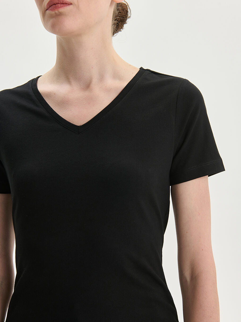 Siyah V Yaka Kadın Tişört-2
