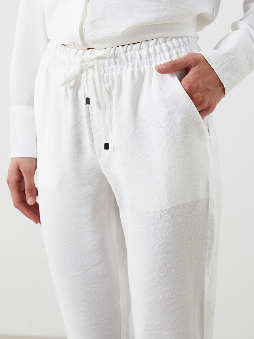 Pantalone sa elastičnim strukom i šargarepa krojem za žene-6