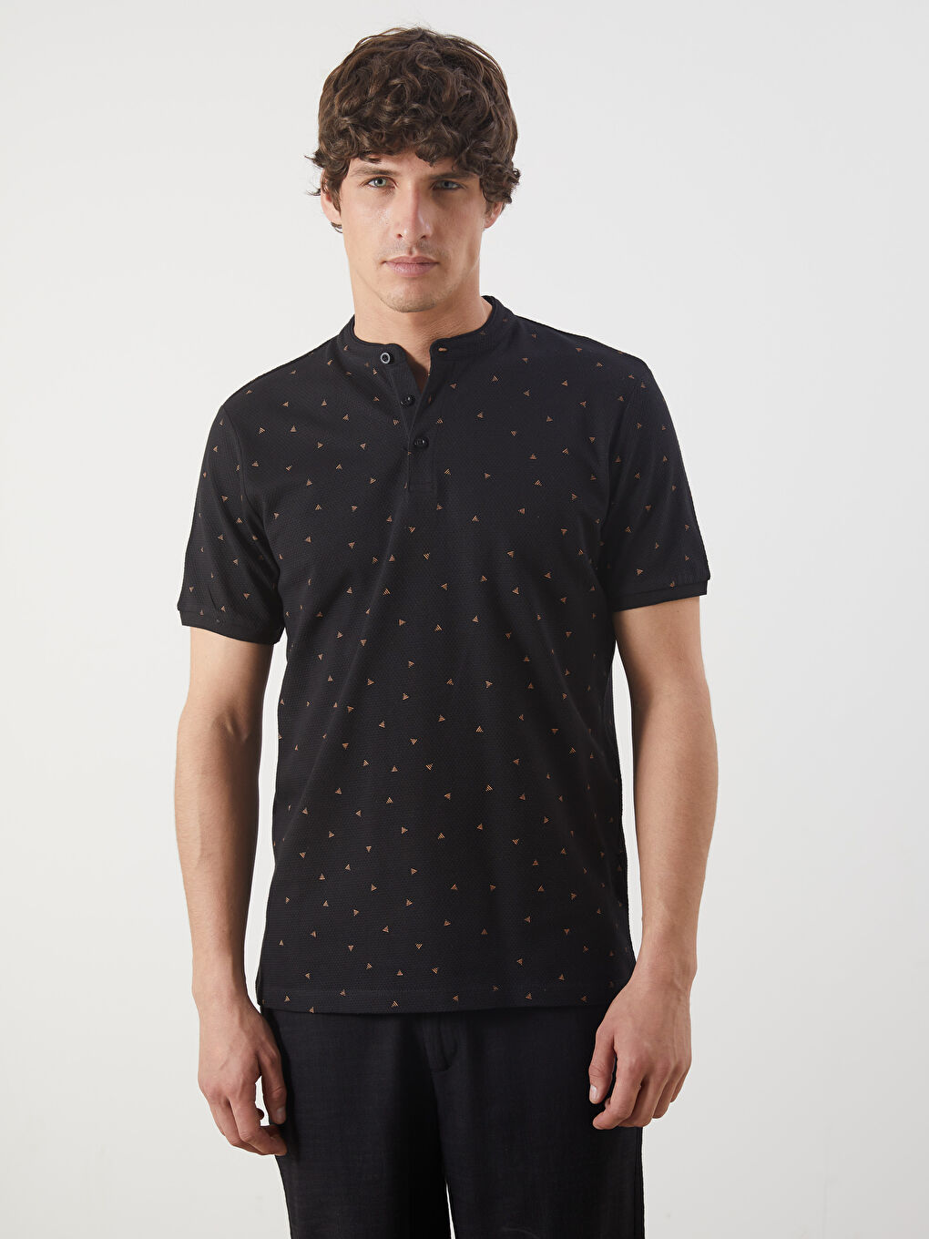 تي شيرت رجالي بكم قصير وياقة مندرين منقوش