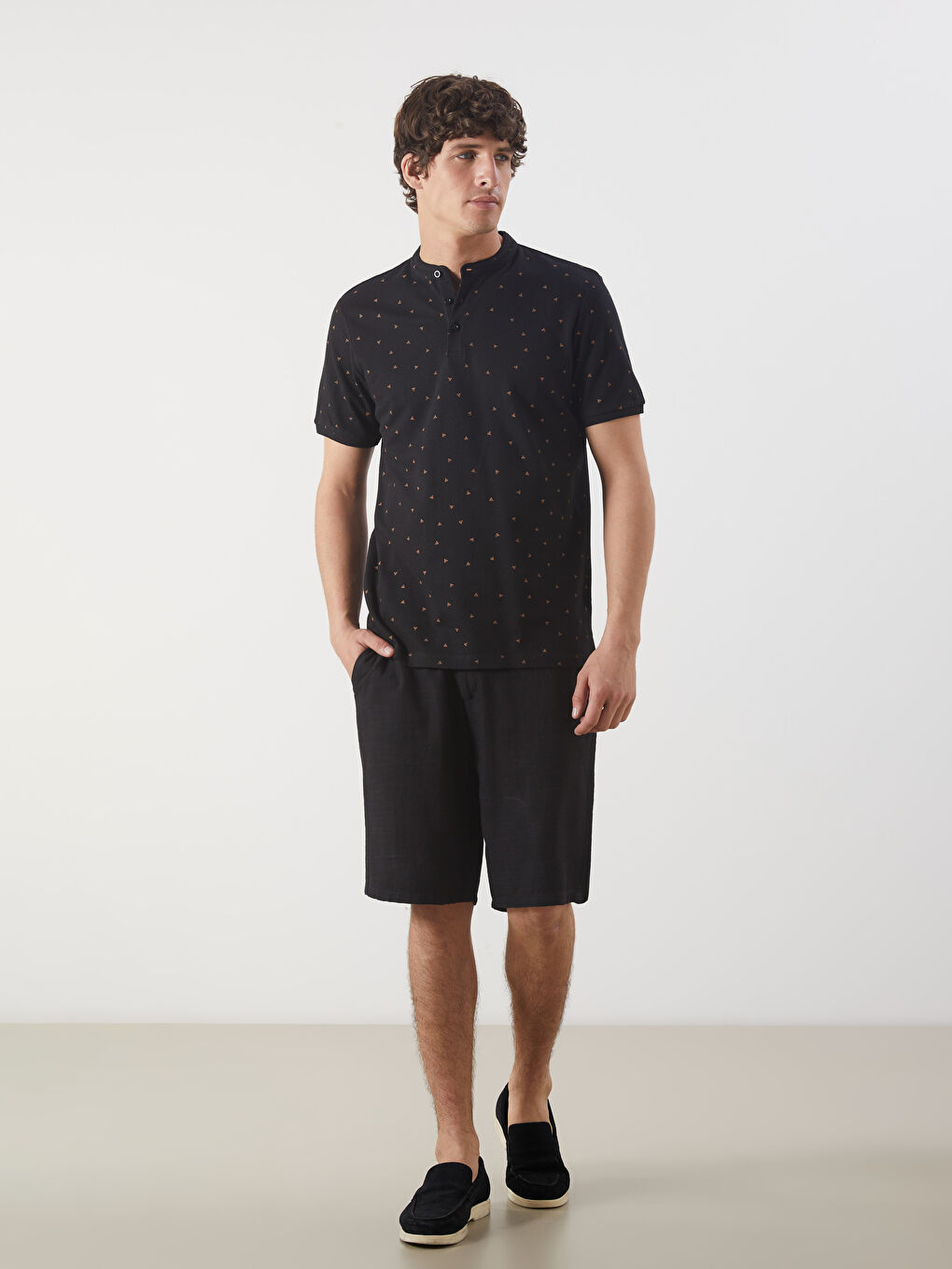 تي شيرت رجالي بكم قصير وياقة مندرين منقوش-1