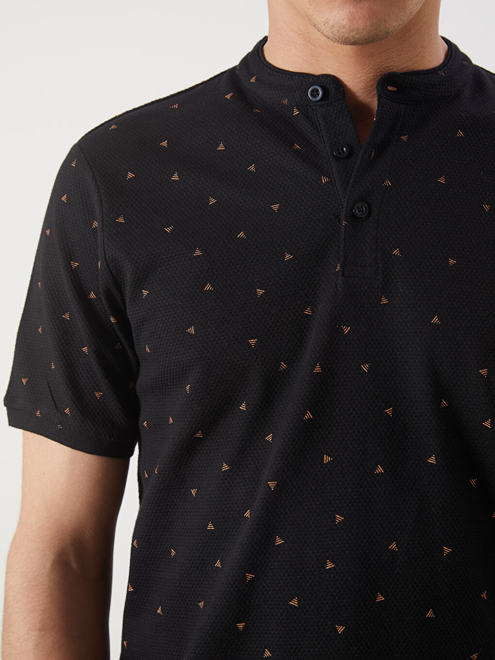 تي شيرت رجالي بكم قصير وياقة مندرين منقوش-2