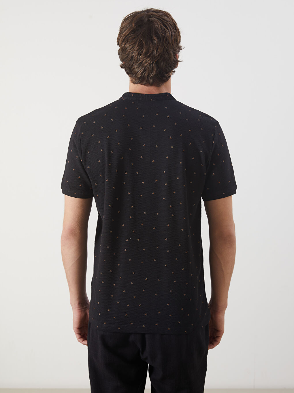 تي شيرت رجالي بكم قصير وياقة مندرين منقوش-3