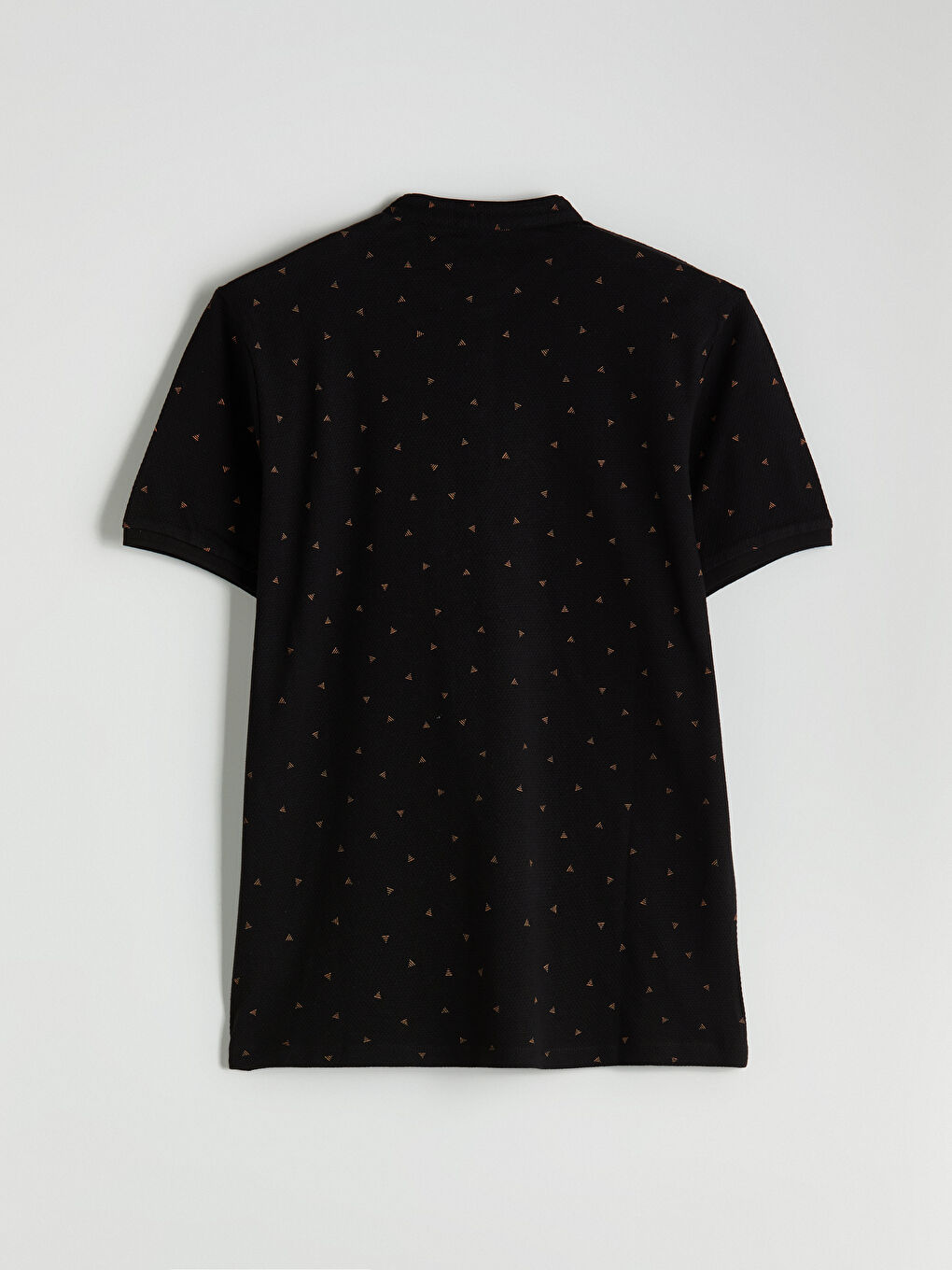 تي شيرت رجالي بكم قصير وياقة مندرين منقوش-6