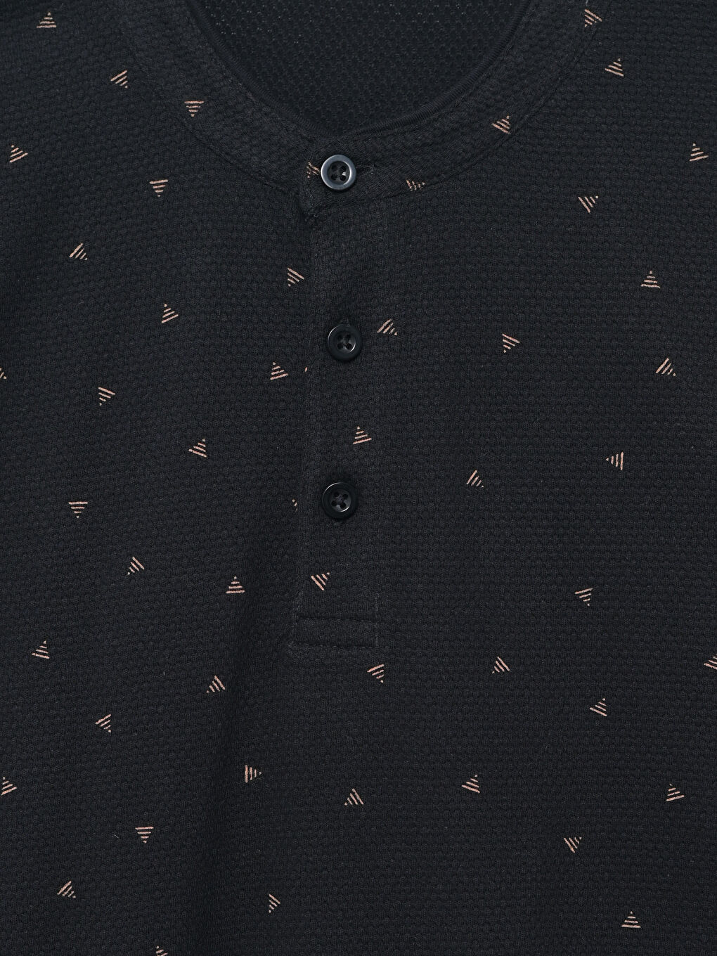 تي شيرت رجالي بكم قصير وياقة مندرين منقوش-8