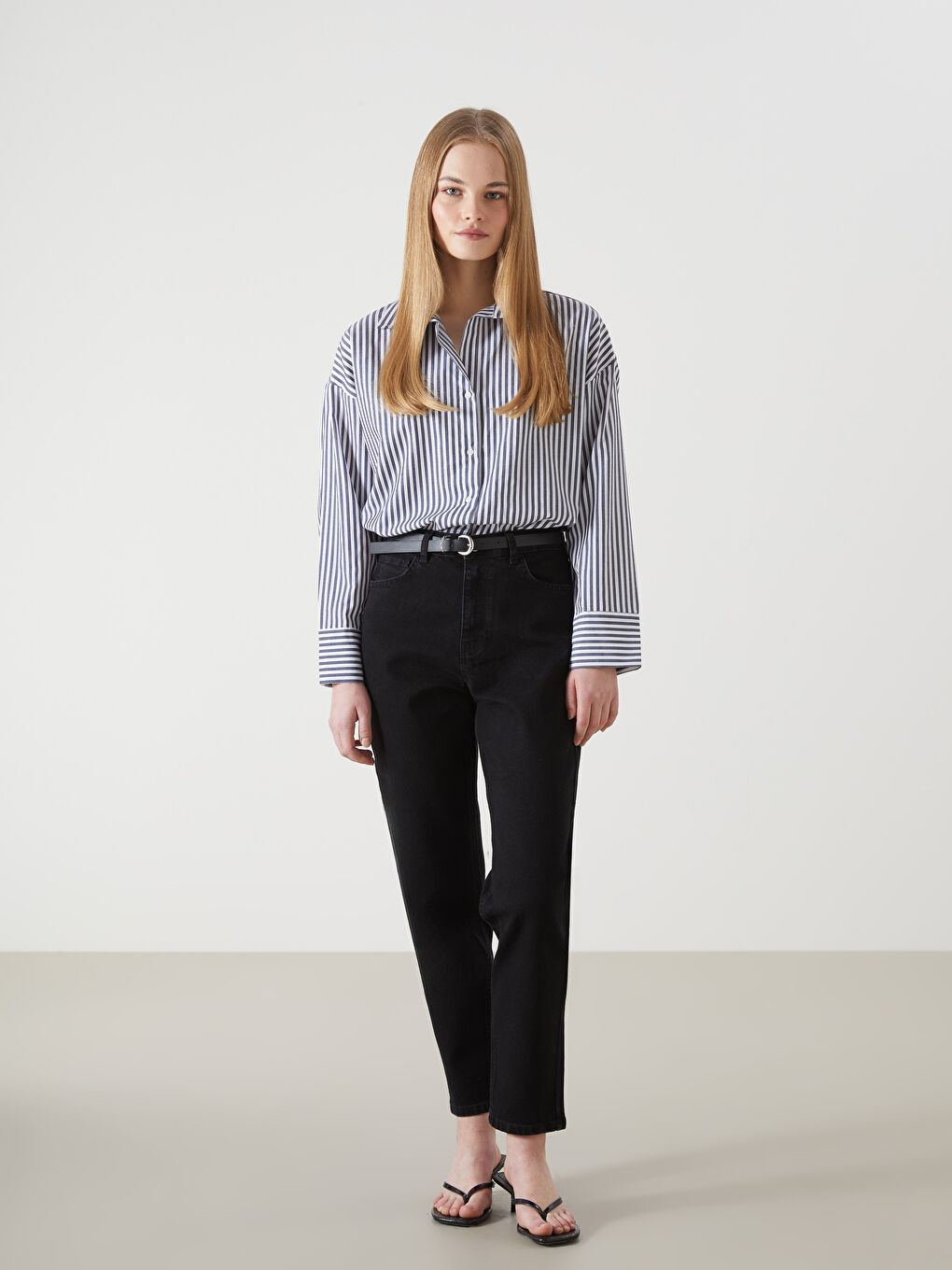 Siyah Beli Kemerli Mom Fit Kadın Jean Pantolon