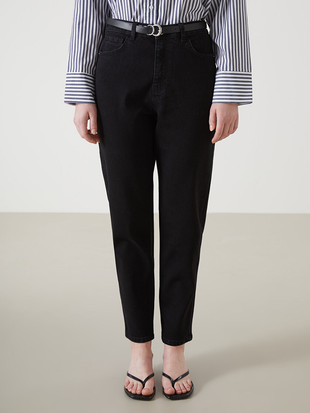 Siyah Beli Kemerli Mom Fit Kadın Jean Pantolon-1