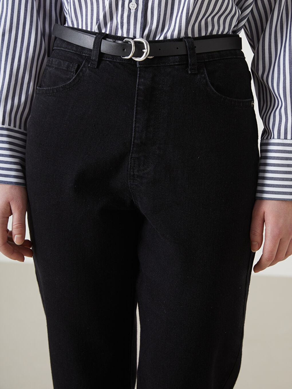 Siyah Beli Kemerli Mom Fit Kadın Jean Pantolon-2